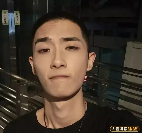 小张你难道还不懂?你长这样还不原地出道,玻璃才因此心碎了一地 小张你难道还不懂?你长这样还不原地出道,玻璃才因此心碎了一地