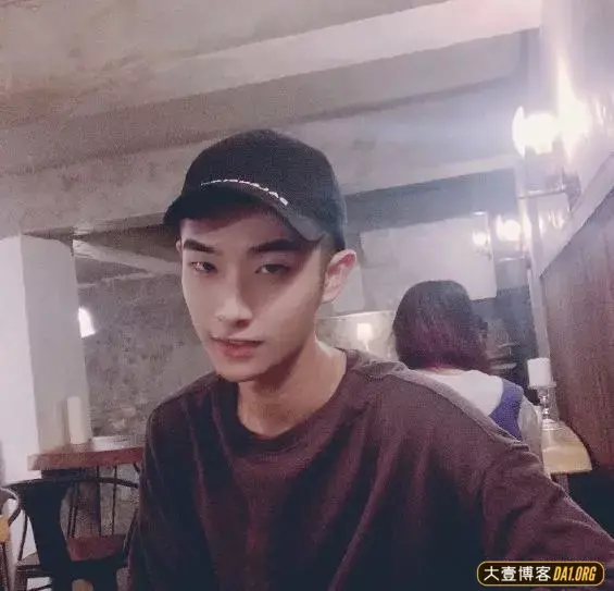 小张你难道还不懂?你长这样还不原地出道,玻璃才因此心碎了一地 小张你难道还不懂?你长这样还不原地出道,玻璃才因此心碎了一地