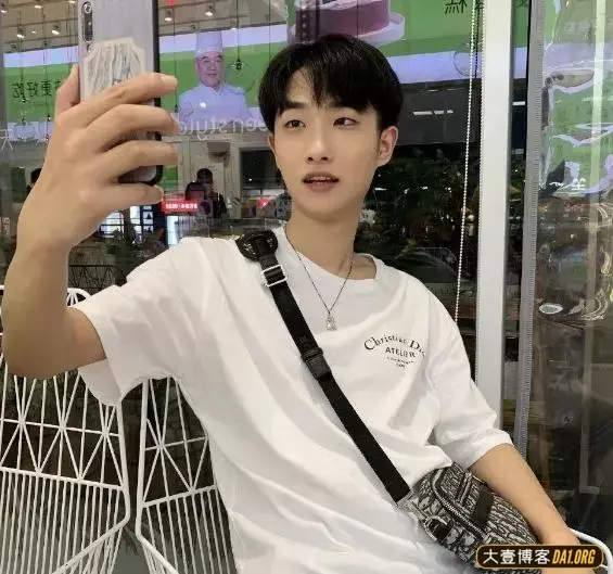 小张你难道还不懂?你长这样还不原地出道,玻璃才因此心碎了一地 小张你难道还不懂?你长这样还不原地出道,玻璃才因此心碎了一地