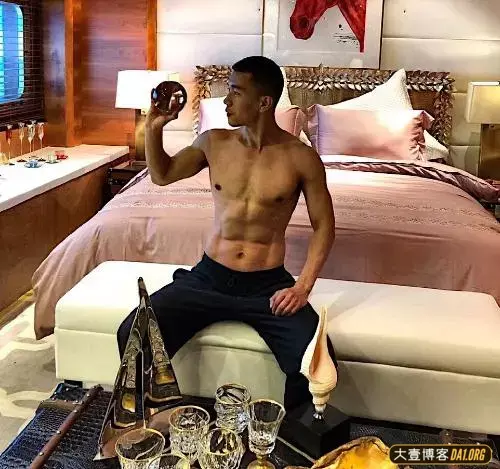 寸发肌肉画家,藏不住的男人味! 寸发肌肉画家,藏不住的男人味!