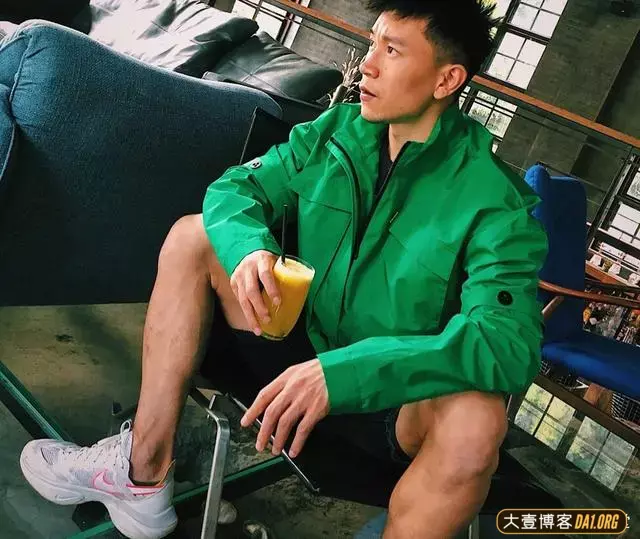 寸发肌肉画家,藏不住的男人味! 寸发肌肉画家,藏不住的男人味!