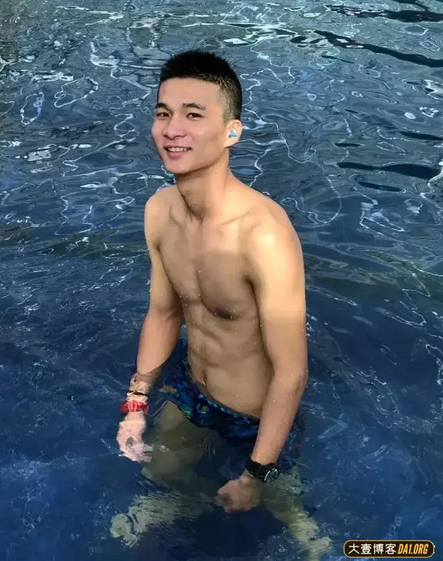云南大长腿兵哥,穿迷彩的样子不愧为华夏男儿! 云南大长腿兵哥,穿迷彩的样子不愧为华夏男儿!