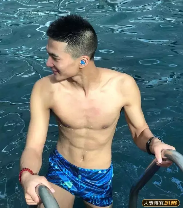 云南大长腿兵哥,穿迷彩的样子不愧为华夏男儿! 云南大长腿兵哥,穿迷彩的样子不愧为华夏男儿!