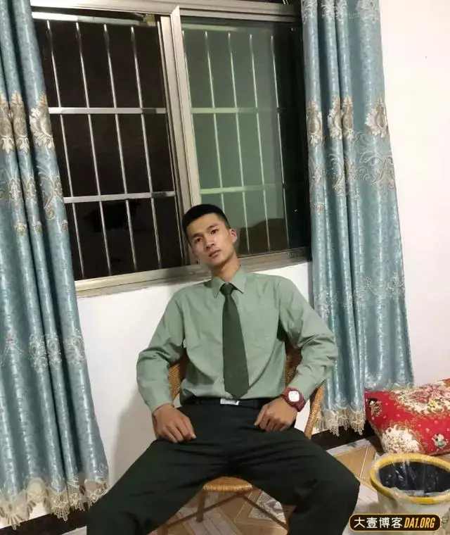 云南大长腿兵哥,穿迷彩的样子不愧为华夏男儿! 云南大长腿兵哥,穿迷彩的样子不愧为华夏男儿!