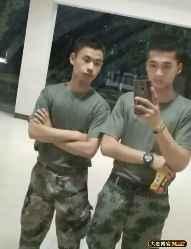 云南大长腿兵哥,穿迷彩的样子不愧为华夏男儿! 云南大长腿兵哥,穿迷彩的样子不愧为华夏男儿!