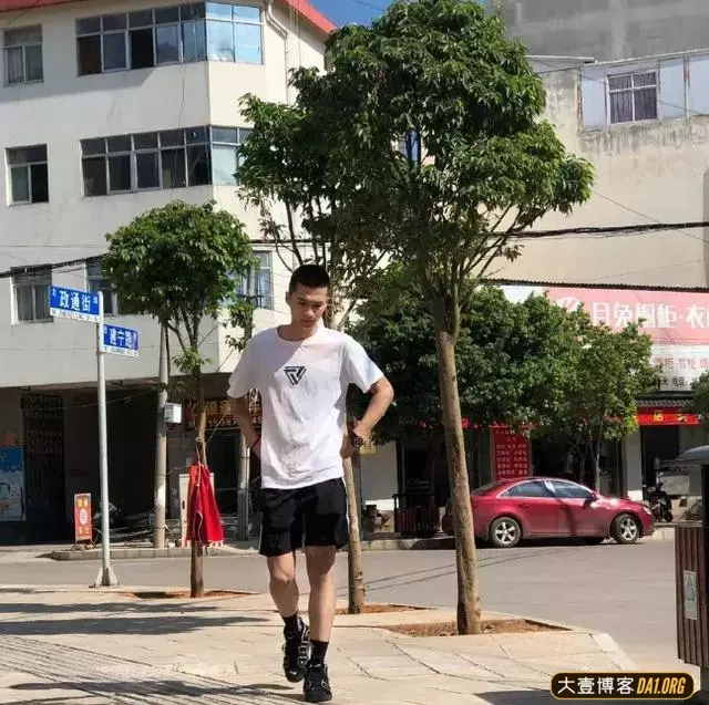 云南大长腿兵哥,穿迷彩的样子不愧为华夏男儿! 云南大长腿兵哥,穿迷彩的样子不愧为华夏男儿!