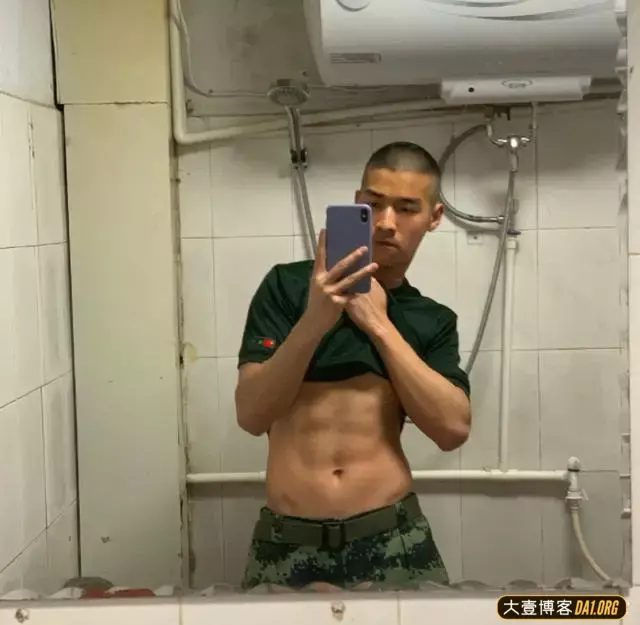有些小哥哥，穿搭潮流，街拍精致，背地里居然是一位肌肉兵哥！