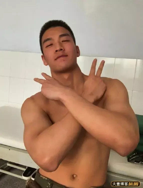 有些小哥哥，穿搭潮流，街拍精致，背地里居然是一位肌肉兵哥！