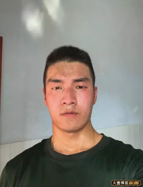 有些小哥哥，穿搭潮流，街拍精致，背地里居然是一位肌肉兵哥！