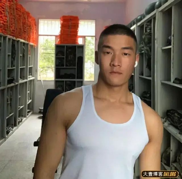 有些小哥哥，穿搭潮流，街拍精致，背地里居然是一位肌肉兵哥！