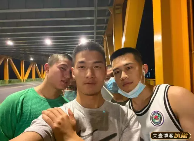 有些小哥哥，穿搭潮流，街拍精致，背地里居然是一位肌肉兵哥！