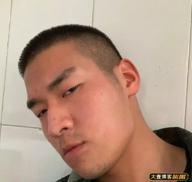 有些小哥哥，穿搭潮流，街拍精致，背地里居然是一位肌肉兵哥！