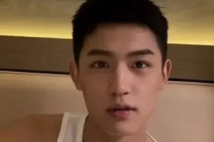 00后帅哥蹦极抓拍太帅了，控制好你的眼泪不要从嘴巴里流出来！-大壹博客