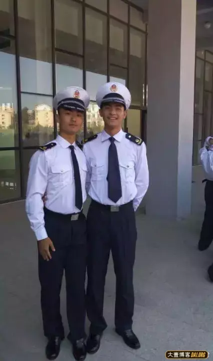 毕业于大连海事大学的乖巧型小帅哥,是做你男朋友的料子吗? 毕业于大连海事大学的乖巧型小帅哥,是做你男朋友的料子吗?