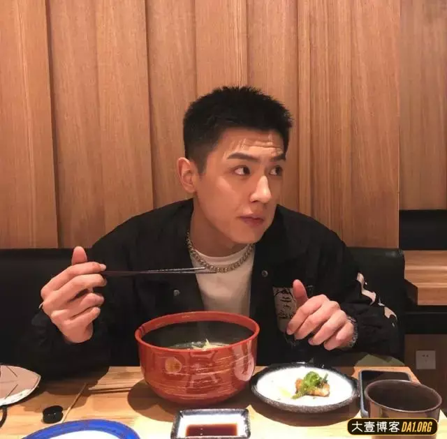 00后帅哥蹦极抓拍太帅了,控制好你的眼泪不要从嘴巴里流出来! 00后帅哥蹦极抓拍太帅了,控制好你的眼泪不要从嘴巴里流出来!