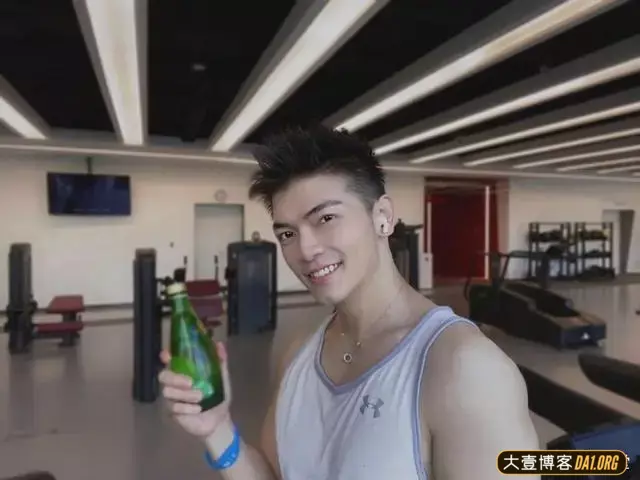 上海187的模特小哥哥,肤白貌美大长腿,披上浴巾真是撩哦! 上海187的模特小哥哥,肤白貌美大长腿,披上浴巾真是撩哦!