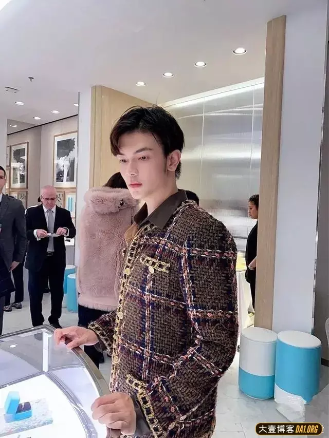 上海187的模特小哥哥,肤白貌美大长腿,披上浴巾真是撩哦! 上海187的模特小哥哥,肤白貌美大长腿,披上浴巾真是撩哦!