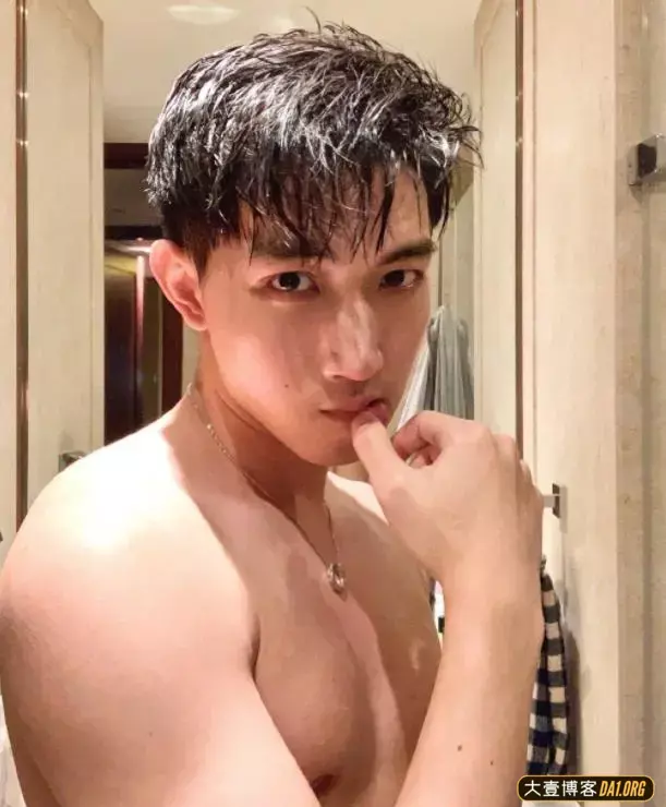 可盐可甜小奶狗,不仅长相嫩嫩的,身材也很棒,想揣兜里带回家! 可盐可甜小奶狗,不仅长相嫩嫩的,身材也很棒,想揣兜里带回家!
