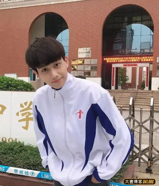 重庆涪陵五中17岁的高三男生因长得太帅火了! 重庆涪陵五中17岁的高三男生因长得太帅火了!