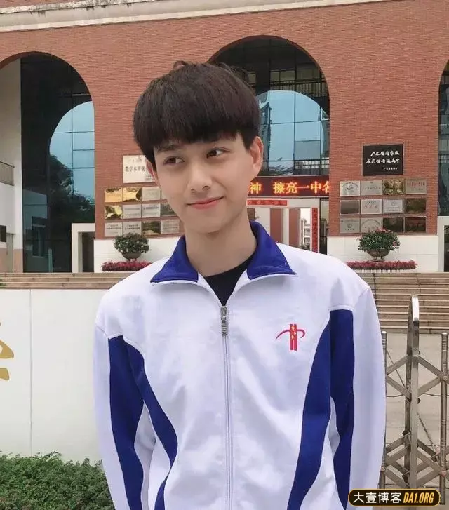 重庆涪陵五中17岁的高三男生因长得太帅火了! 重庆涪陵五中17岁的高三男生因长得太帅火了!