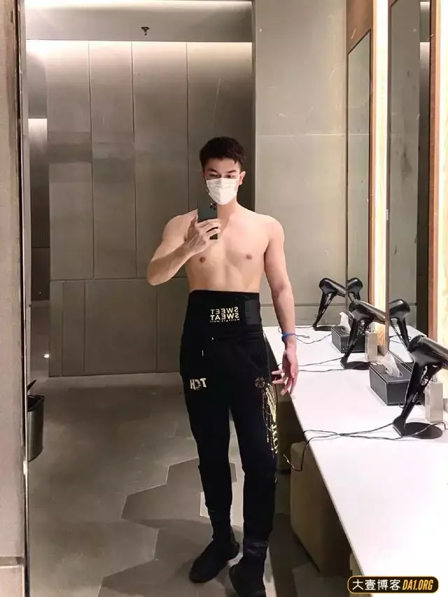 上海187的模特小哥哥,肤白貌美大长腿,披上浴巾真是撩哦! 上海187的模特小哥哥,肤白貌美大长腿,披上浴巾真是撩哦!