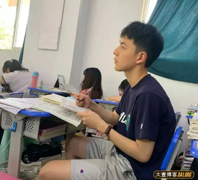 重庆涪陵五中17岁的高三男生因长得太帅火了! 重庆涪陵五中17岁的高三男生因长得太帅火了!