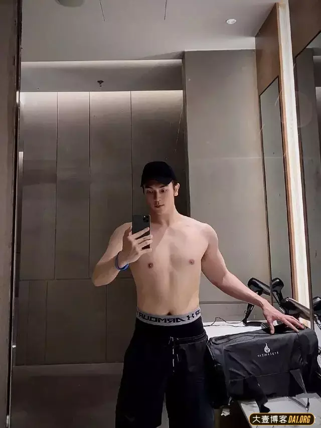上海187的模特小哥哥,肤白貌美大长腿,披上浴巾真是撩哦! 上海187的模特小哥哥,肤白貌美大长腿,披上浴巾真是撩哦!