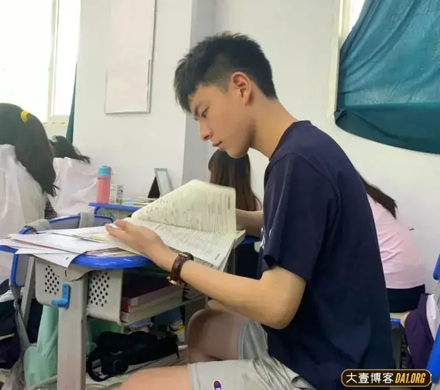 重庆涪陵五中17岁的高三男生因长得太帅火了! 重庆涪陵五中17岁的高三男生因长得太帅火了!