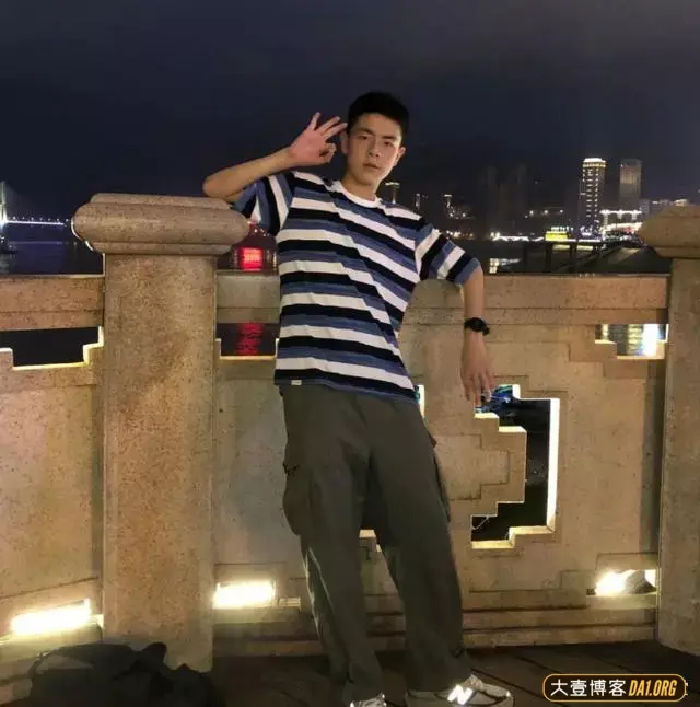 重庆涪陵五中17岁的高三男生因长得太帅火了! 重庆涪陵五中17岁的高三男生因长得太帅火了!