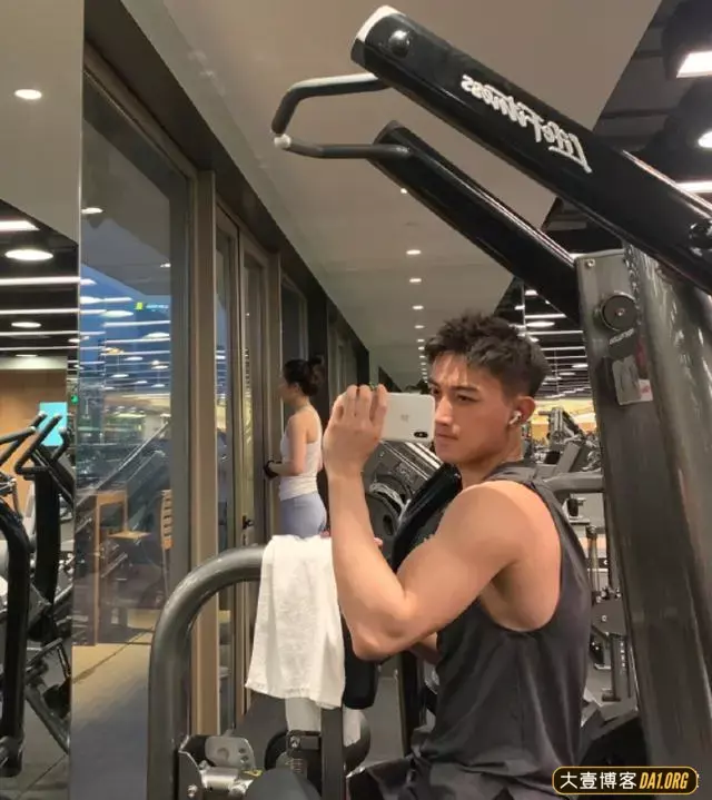 可盐可甜小奶狗,不仅长相嫩嫩的,身材也很棒,想揣兜里带回家! 可盐可甜小奶狗,不仅长相嫩嫩的,身材也很棒,想揣兜里带回家!