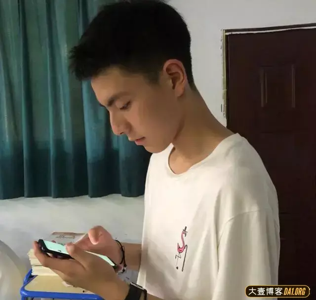 重庆涪陵五中17岁的高三男生因长得太帅火了! 重庆涪陵五中17岁的高三男生因长得太帅火了!