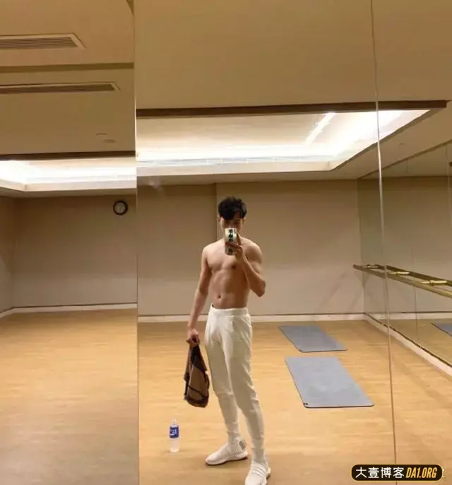 可盐可甜小奶狗,不仅长相嫩嫩的,身材也很棒,想揣兜里带回家! 可盐可甜小奶狗,不仅长相嫩嫩的,身材也很棒,想揣兜里带回家!