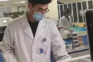夏日野生帅哥抓拍：捕获气质正装男，不知不觉跟着他走了一条街！-大壹博客