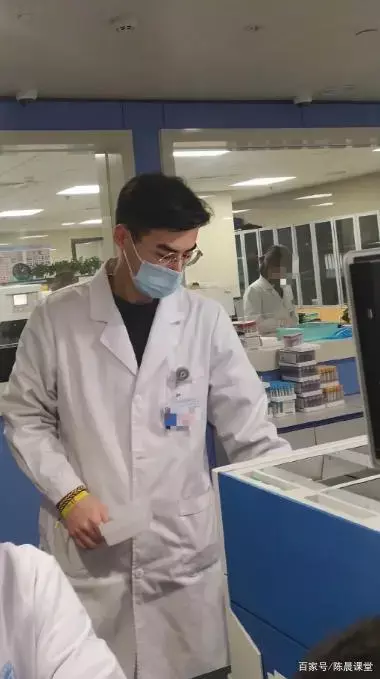 夏日野生帅哥抓拍：捕获气质正装男，不知不觉跟着他走了一条街！-大壹博客