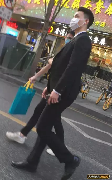 夏日野生帅哥抓拍:捕获气质正装男,不知不觉跟着他走了一条街! 夏日野生帅哥抓拍:捕获气质正装男,不知不觉跟着他走了一条街!