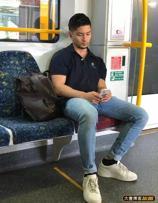 夏日野生帅哥抓拍:捕获气质正装男,不知不觉跟着他走了一条街! 夏日野生帅哥抓拍:捕获气质正装男,不知不觉跟着他走了一条街!