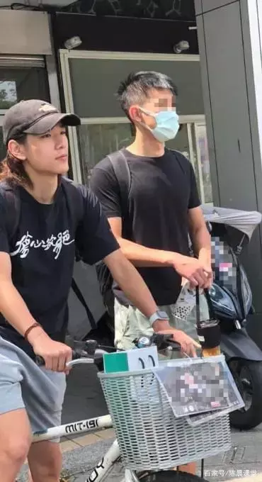 夏日野生帅哥抓拍:捕获气质正装男,不知不觉跟着他走了一条街! 夏日野生帅哥抓拍:捕获气质正装男,不知不觉跟着他走了一条街!
