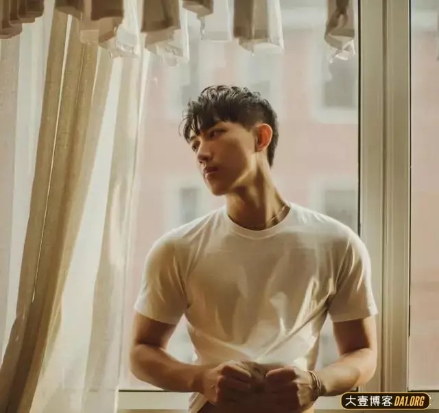摄影界厨师谢梓秋,为白衣小帅锅拍写真照,是天菜暖男的味道! 摄影界厨师谢梓秋,为白衣小帅锅拍写真照,是天菜暖男的味道!