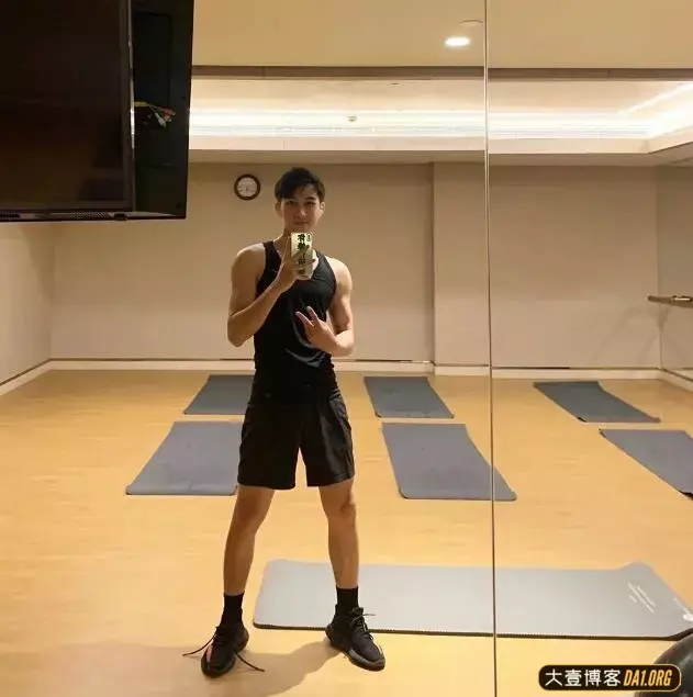摄影界厨师谢梓秋,为白衣小帅锅拍写真照,是天菜暖男的味道! 摄影界厨师谢梓秋,为白衣小帅锅拍写真照,是天菜暖男的味道!