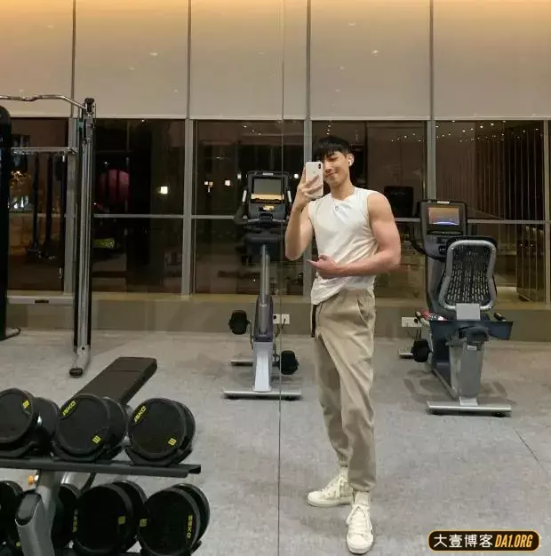 摄影界厨师谢梓秋,为白衣小帅锅拍写真照,是天菜暖男的味道! 摄影界厨师谢梓秋,为白衣小帅锅拍写真照,是天菜暖男的味道!