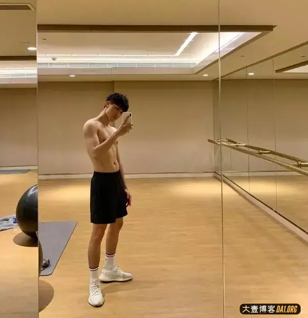 摄影界厨师谢梓秋,为白衣小帅锅拍写真照,是天菜暖男的味道! 摄影界厨师谢梓秋,为白衣小帅锅拍写真照,是天菜暖男的味道!