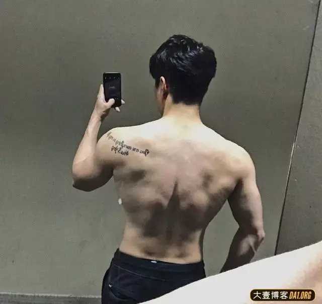 97年的可爱小奶狗帅哥,脱了衣服才发现这明明是只小狼狗呀! 97年的可爱小奶狗帅哥,脱了衣服才发现这明明是只小狼狗呀!