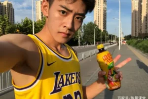 90后大眼睛帅哥，薄薄的小腹肌少年感十足，淡淡的小腹毛很俏皮！-大壹博客