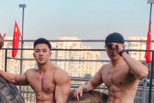 高颜值健身男神郑翔，引来雷爷亲自掌镜拍机车写真，又猛又飒！-大壹博客