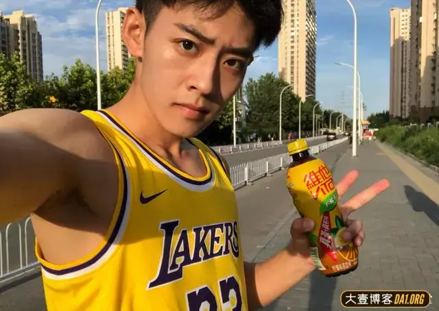 90后大眼睛帅哥,薄薄的小腹肌少年感十足,淡淡的小腹毛很俏皮! 90后大眼睛帅哥,薄薄的小腹肌少年感十足,淡淡的小腹毛很俏皮!