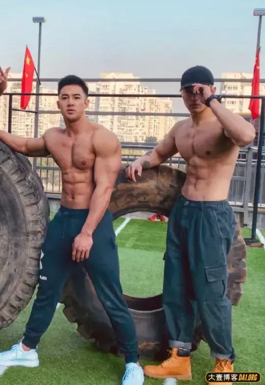 高颜值健身男神郑翔,引来雷爷亲自掌镜拍机车写真,又猛又飒! 高颜值健身男神郑翔,引来雷爷亲自掌镜拍机车写真,又猛又飒!