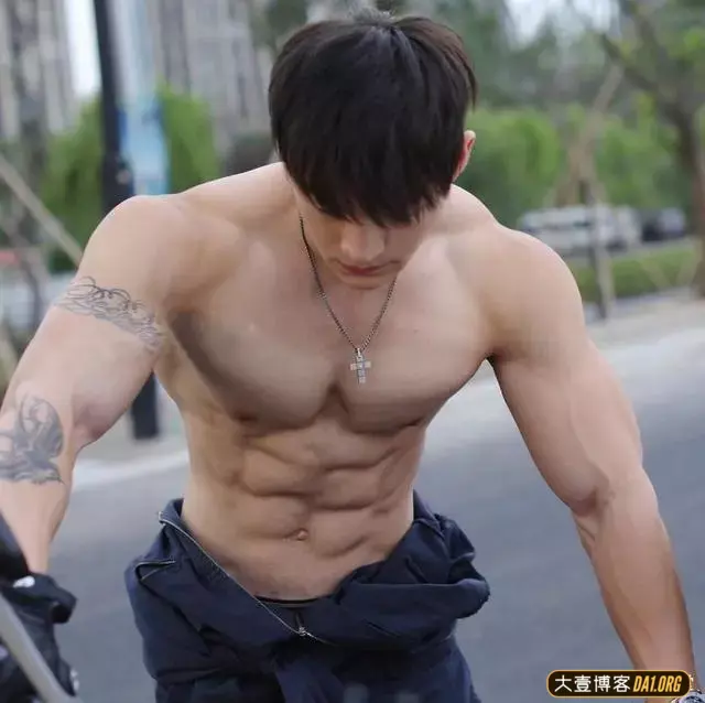 高颜值健身男神郑翔,引来雷爷亲自掌镜拍机车写真,又猛又飒! 高颜值健身男神郑翔,引来雷爷亲自掌镜拍机车写真,又猛又飒!