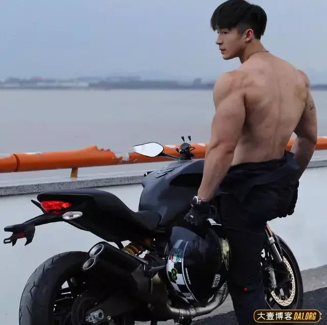高颜值健身男神郑翔,引来雷爷亲自掌镜拍机车写真,又猛又飒! 高颜值健身男神郑翔,引来雷爷亲自掌镜拍机车写真,又猛又飒!