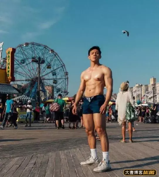 台湾天菜肌肉医生亚亚身材太迷人,粉丝呐喊能不能帮我做全身检查 台湾天菜肌肉医生亚亚身材太迷人,粉丝呐喊能不能帮我做全身检查