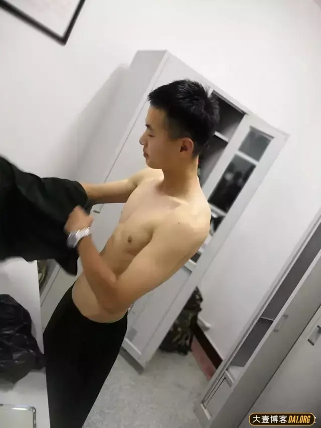 兵哥哥日常来一波,私底下的他们更有魅力! 兵哥哥日常来一波,私底下的他们更有魅力!